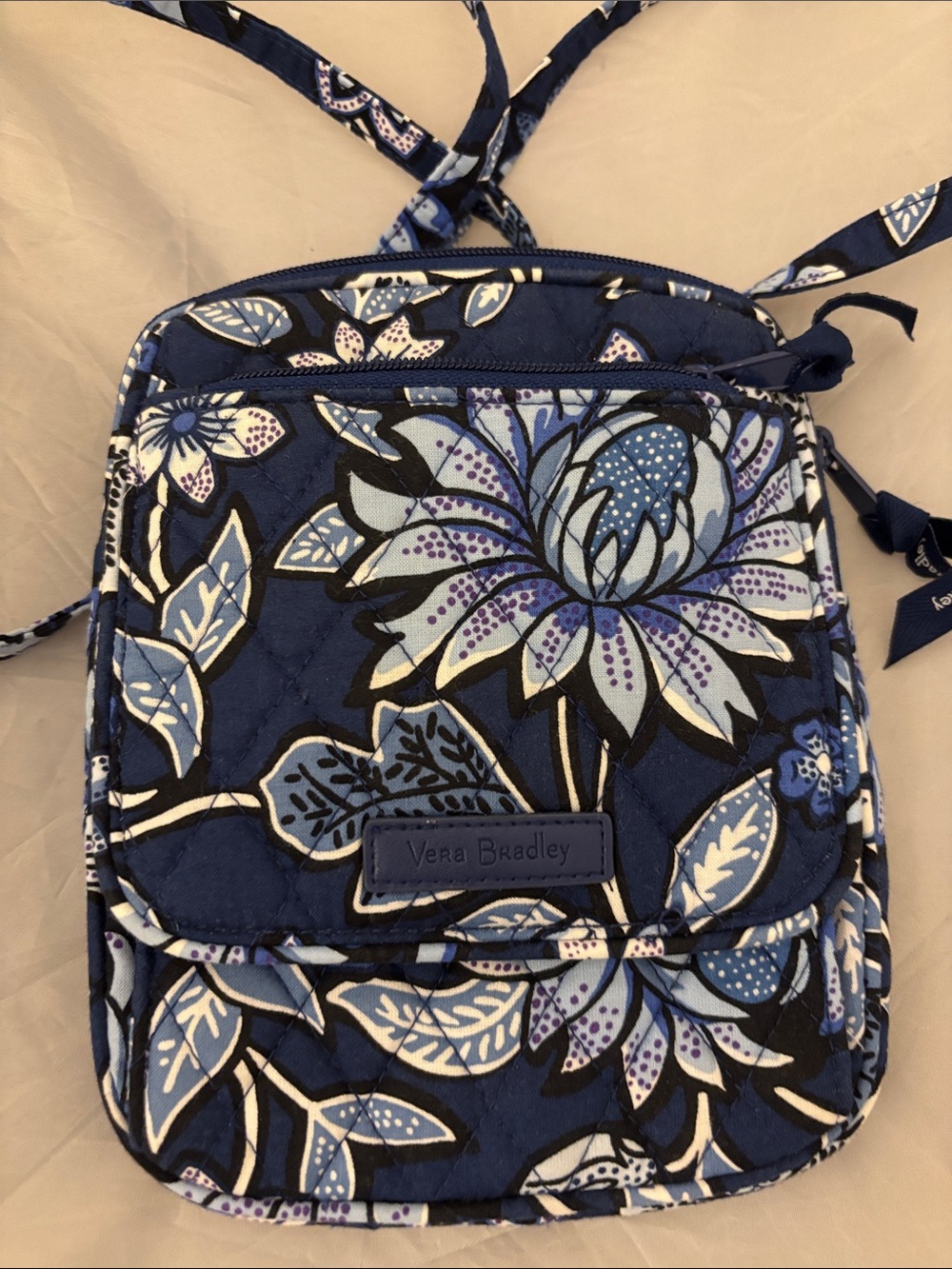 VERA BRADLEY Navy/White Floral Crossbody Bag 8” X 6” Zip Adjustable Strap New